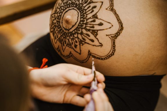 Schwangere Bauchbemalung mit Henna Bauchbemalung