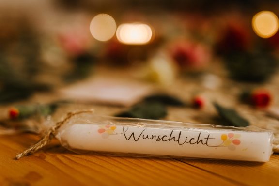 Eine Kerze mit der Aufschrift "Wunschlicht" für die Frauen des Blessind Ways.